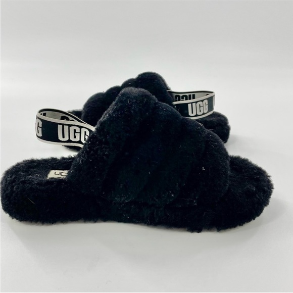 Girls size 2 Ugg slippers - Picture 1 of 3